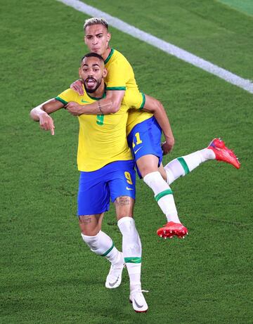 Matheus Cunha celebra con Antony el 1-0 a España. 