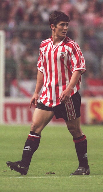 Nacido en San Juan de Luz, País Vasco Francés, llegó a San Mamés procedente del Girondinsde Burdeos. Jugó 18 partidos en su única temporada como rojiblanco, la 97-98. Se marchó al Bayern donde fue el dueño del lateral izquierdo del club bávaro hasta la ir