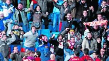 <b>CELEBRACIÓN. </b>Los jugadores del Rayo festejaron la victoria en el Helmántico con sus aficionados.
