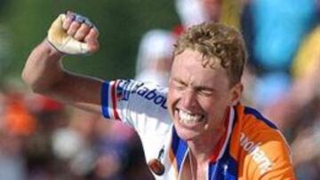 Michael Boogerd celebra el triunfo de etapa conseguido en solitario en la cima de La Plange en el Tour de Francia de 2002