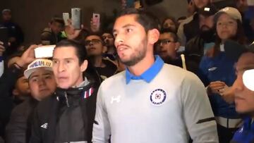 El portero del Cruz Azul recibió a los aficionados celestes que llevaron serenata a La Máquina al hotel de concentración. Ofreció un emotivo discurso y prometió el título.