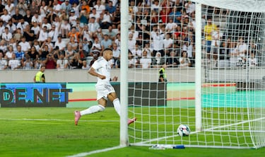 Qué gran balón filtró Tchouameni para encontrar la carrera de su compatriota Mbappé, que tumbó con una finta al portero rival y marcó a placer el tanto del 0-3, sellando así su doblete particular.