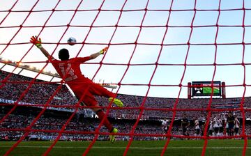 Soccer Football - River Plate v Boca Juniors - Argentine First Division - Antonio V. Liberti stadium, Buenos Aires, Argentina - November 5, 2017 - River Plate's goalkeeper German Lux fails to stop a goal by Boca Juniors'
