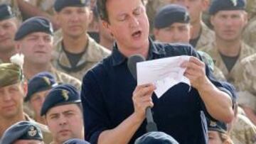 El primer ministro inglés David Cameron lee a los soldados británicos desplazados a Afganistán la carta de ánimo enviada por el seleccionador de Inglaterra Fabio Capello.