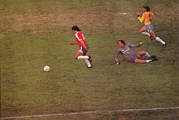 Caszely anota su último gol por Chile tras eludir a Carlos Roberto Gallo.