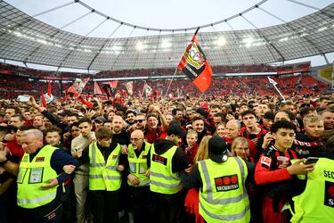Los aficionados del Bayer Leverkusen invadieron en masa el césped del BayArena tas finalizar el encuentro y celebrar el primer título en la Bundesliga de su equipo.