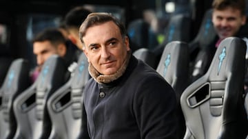 Carlos Carvalhal, sentado en el banquillo en los prolegómenos del partido entre el Celta y el Athletic.