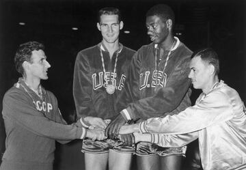 The Big O es uno de los mejores jugadores de la historia: campe¨®n en 1971 con los Bucks y MVP en 1964, fue tambi¨¦n (1962) el primero en promediar un triple-doble en toda una temporada. Un base especial (12 veces all star) su legado es casi tan importante o m¨¢s fuera de las pistas. Robertson (81 a?os) fue una figura clave en la lucha por los derechos laborales de todos los jugadores y tambi¨¦n protagoniz¨® un momento que se considera clave en la pelea contra el racismo en el deporte. En 1955, su instituto de Crispus Attucks (de Indianapolis) fue el primero formado totalmente po jugadores afroamericanso que gan¨® un campeonato estatal. Una historia que fue noticia en todo Estados Unidos y que hoy es leyenda, parte de la cual aparece en la m¨ªtica pel¨ªcula Hoosiers. Cuando volvieron a Indian¨¢polis, los chicos de Crispus Attucks tuvieron desfile de campeones... pero a las afueras de la ciudad y no en el downtown. Para que no molestaran.