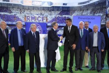 El lateral derecho brasileño Danilo Luiz Da Silva durante su presentación hoy como nuevo jugador del Real Madrid, en el estadio Santiago Bernabeu. 