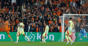 1-1. Justin Kluivert asiste, desde la corona del área española, a Cody Gakpo que con la pierna derecha, saca un potente disparo raso al palo corto de Unai Simón y le supera.