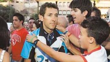 <b>CENTRO DE ATENCIÓN. </b>Roberto Heras, a su llegada al acto de presentación que tuvo lugar ayer en Granada. El bejarano es el más nombrado en todas las quinielas.