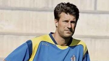 <b>PACIENCIA. </b>Laudrup medita y trabaja para enderezar el arranque.