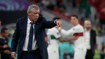 GR6081. DOHA (CATAR), 10/12/2022.- El seleccionador de Portugal Fernando Santos hoy, en un partido de los cuartos de final del Mundial de Fútbol Qatar 2022 entre Marruecos y Portugal en el estadio Al Zumama en Doha (Catar). EFE/ Juan Ignacio Roncoroni