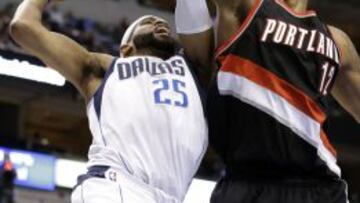 El jugador de los Maverick Dallas Vince Carter entrando a canasta defendido por LaMarcus Aldridge jugador de los Portland Trail Blazer.