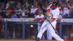 Adri&aacute;n Gonzl&aacute;lez en un partido con M&eacute;xico