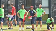 Valverde, repartiendo petos ante Yeray