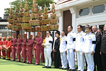 Aiyawatt Srivaddhanaprabha, hijo de Vichai, en el funeral budista en honor a su padre.