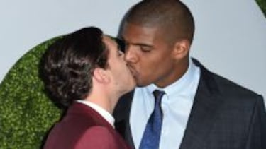 Michael Sam, el primer homesexual asumido de la NFL, con su pareja, Vito Cammisano.