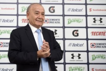 'Billy' Álvarez ocupó el mismo puesto de su padre, don Guillermo Álvarez Macías, al frente del Cruz Azul. La diferencia es que don Guillermo hizo al Cruz Azul uno de los equipos grandes de México en la década de los 70, con cinoc títulos de liga, mientras que su hijo 'Billy' sólo suma un título de liga desde que tomó el puesto en 1988.