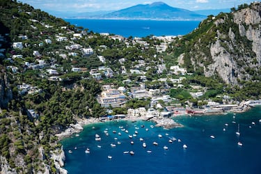 Dependiendo de la meteorología puede haber días que superen los 20º. En la foto, panorámica de una de las playas de Capri. 