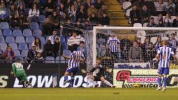 LETAL. Rubén Castro, que en la imagen define ante Aranzubía el 0-2, fue una pesadilla constante para la defensa del Deportivo.