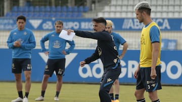 Rubén de la Barrera, dando órdenes en el entrenamiento del Deportivo.