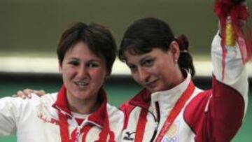 <b>Piden la paz</b> La georgiana Salukvadze se abraza a su rival rusa, haciendo un llamamiento para la paz. Un ejemplo del espíritu olímpico.