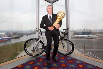 El exciclista logró 58 victorias en su época como corredor en activo, entre 1981 y 1993. Su mejor año fue 1987, cuando se proclamó vencedor del Tour de Francia, del Giro de Italia y se proclamó Campeón del Mundo en Ruta. Su hijo, Nicolas Roche, siguió sus pasos y se retiró en 2021.
