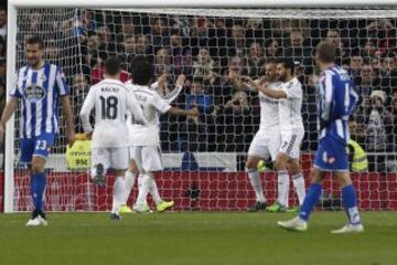 El delantero francés del Real Madrid Karim Benzema celebra con sus compañeros el gol marcado al Deportivo, segundo para el conjunto blanco, durante el partido de la vigésimo tercera jornada de Liga de Primera División.
