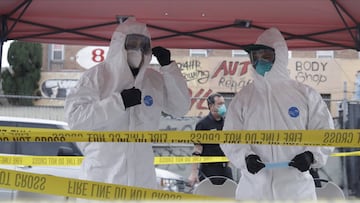 ARCHIVO - En este lunes 20 de abril de 2020, los miembros de la foto de archivo del Departamento de Bomberos de Los Ángeles usan equipo de protección en un sitio de prueba de COVID-19 en el distrito de Skid Row en Los Ángeles.