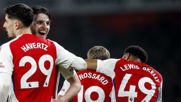 London (United Kingdom), 15/01/2025.- Declan Rice of Arsenal (2-L) celebrates Leandro Trossard's (2-R) 2-1 goal during the English Premier League match between Arsenal FC and Tottenham Hotspur, in London, Britain, 15 January 2025. (Reino Unido, Londres) EFE/EPA/DAVID CLIFF EDITORIAL USE ONLY. No use with unauthorized audio, video, data, fixture lists, club/league logos, 'live' services or NFTs. Online in-match use limited to 120 images, no video emulation. No use in betting, games or single club/league/player publications.