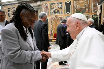 El papa Francisco se re迆ne con Whoopi Goldberg durante una audiencia con artistas del mundo del humor en el Palacio Apost車lico el 14 de junio de 2024 en la Ciudad del Vaticano, Vaticano. El papa Francisco se reuni車 con m芍s de 100 comediantes de todo el mundo, alent芍ndolos a animar a la gente y ayudar a las personas a ver la realidad con todas sus contradicciones.