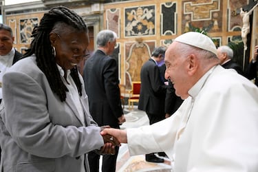 El papa Francisco se reúne con Whoopi Goldberg durante una audiencia con artistas del mundo del humor en el Palacio Apostólico el 14 de junio de 2024 en la Ciudad del Vaticano, Vaticano. El papa Francisco se reunió con más de 100 comediantes de todo el mundo, alentándolos a animar a la gente y ayudar a las personas a ver la realidad con todas sus contradicciones.
