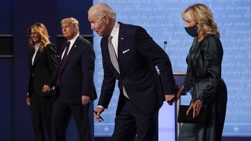 La primera dama Melania Trump, el presidente Donald Trump, el candidato presidencial dem&oacute;crata y exvicepresidente Joe Biden y Jill Biden, bajan del escenario al concluir el primer debate presidencial el martes 29 de septiembre de 2020 en la Case Western University y la Cleveland Clinic. ,en Cleveland, Ohio.