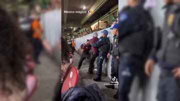 Vendedores de cerveza se pelean en el Estadio Azteca