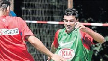 <b>ESTRENO. </b>José Antonio Reyes vivirá hoy, frente al Lazio, sus primeros minutos con la rojiblanca.