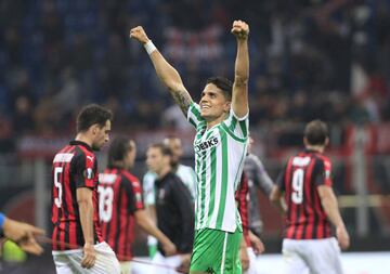 La Alegría de Marc Bartra contrasta con la tristeza de los jugadores del Milán.