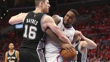 LOS ANGELES, CA - APRIL 19: Aron Barnes #16 of the San Antonio Spurs and Glen Davis #0 of the Los Angeles Clippers fight for the ball during Game One of the Western Conference quarterfinals of the 2015 NBA Playoffs at Staples Center on April 19, 2015 in Los Angeles, California. The Clippers won 107-92. NOTE TO USER: User expressly acknowledges and agrees that, by downloading and or using this photograph, User is consenting to the terms and conditions of the Getty Images License Agreement.   Stephen Dunn/Getty Images/AFP
 == FOR NEWSPAPERS, INTERNET, TELCOS &amp; TELEVISION USE ONLY ==