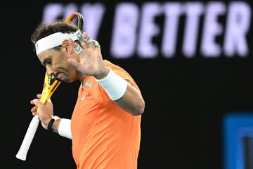 Rafa Nadal ha perdido en el Abierto de Australia contra el estadounidense McDonald tras sentir dolores en su cadera que no le han dejado continuar con normalidad.