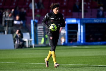 Guillermo Ochoa of US Salernitana during the Serie A match between US Salernitana 1919 and  AC Milan at Stadio Arechi, Salerno, Italy on 4 January 2023.  (Photo by Giuseppe Maffia/NurPhoto via Getty Images)