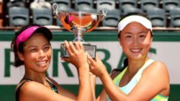 Shuai Peng (D) y Su-Wei Hsieh con el trofeo que las acredita como campeones en dobles femenino de Roland Garros.