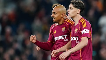 Malen celebra el tercer gol ante el Pisa.