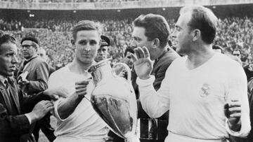 Raymond Kopa y Alfredo Di Stéfano posan con la COpa de Europa que ganó el Real Madrid en 1957.