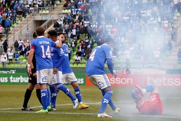 El arquero de Universidad de Chile, Martín Parra, fue agredido por bombas de estruendo en el clásico ante la UC.