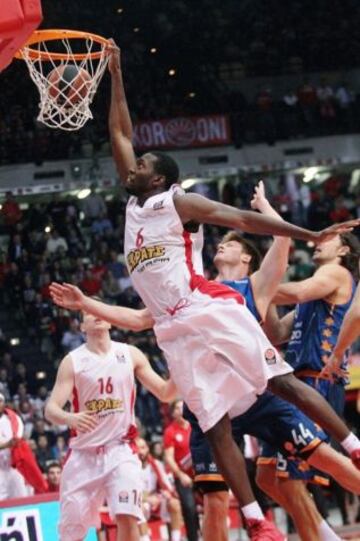 Bryant Dunston (Olympiacos) machaca el aro del Valencia.