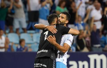 Galilea y Alfonso Herrero, abrazándose tras el Málaga - Atlético B.