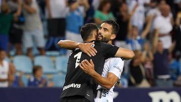 Galilea y Alfonso Herrero, abrazándose tras el Málaga - Atlético B.