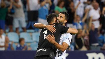 Galilea y Alfonso Herrero, abrazándose tras un partido en La Rosaleda.