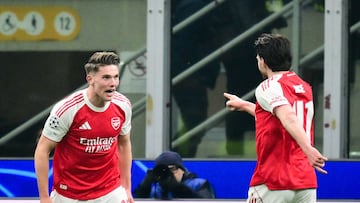 Viktor Gyokeres celebra un gol con Declan Rice.