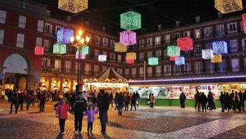 La Plaza Mayor de Madrid durante su tradicional mercadillo de Navidad.